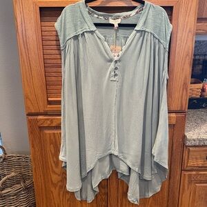NWT Umgee Sleeveless Blouse in Soft Green